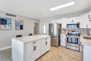 Blender, cookware/dishes/utensils