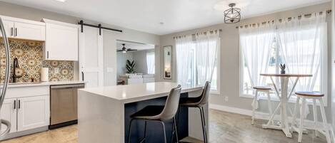 Licuadora y utensilios de cocina