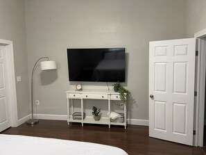 2 bedrooms, in-room safe, desk, iron/ironing board - Charming Historic Home + Perfect Location (8 min to DT) (San Antonio)