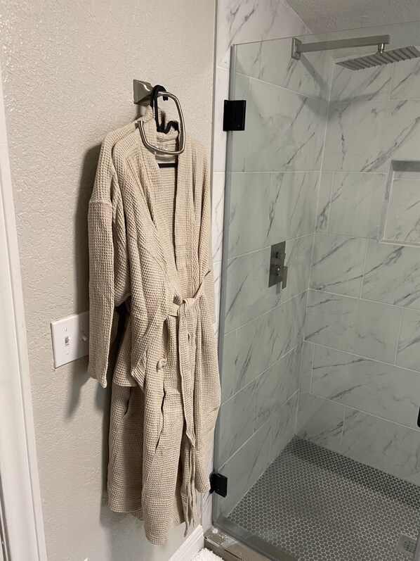 Bathtub, hair dryer, towels, soap - Charming Historic Home + Perfect Location (8 min to DT) (San Antonio)