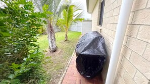 Terrace/patio - The Seahaven - Modern 4 Bedroom Family Home Close to Beach (Pialba)