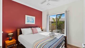 5 bedrooms, desk, WiFi (free), bed sheets