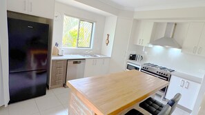 Private kitchen - The Seahaven - Modern 4 Bedroom Family Home Close to Beach (Pialba)
