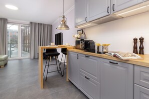 Estudio, balcón | Cocina privada | Microondas, lavavajillas, cafetera o tetera y utensilios de cocina