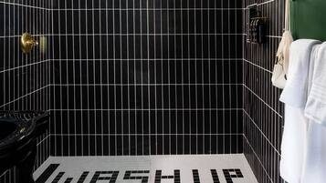 Otto's Chalet | Salle de bain | Douche, séchoir à cheveux, serviettes fournies, savon