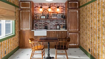 Joe's Tavern | Cocina privada | Frigorífico grande, microondas, cafetera o tetera y hervidor eléctrico