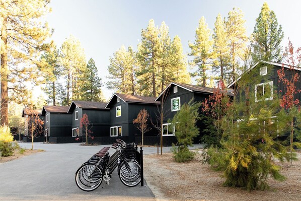 A row of black cabins with a bicycle parked in front. - N+P Boutique Lodge (Big Bear Lake)