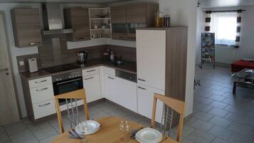 Kühlschrank, Mikrowelle, Herdplatte, Geschirrspüler