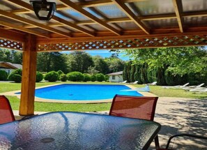 Una piscina al aire libre
