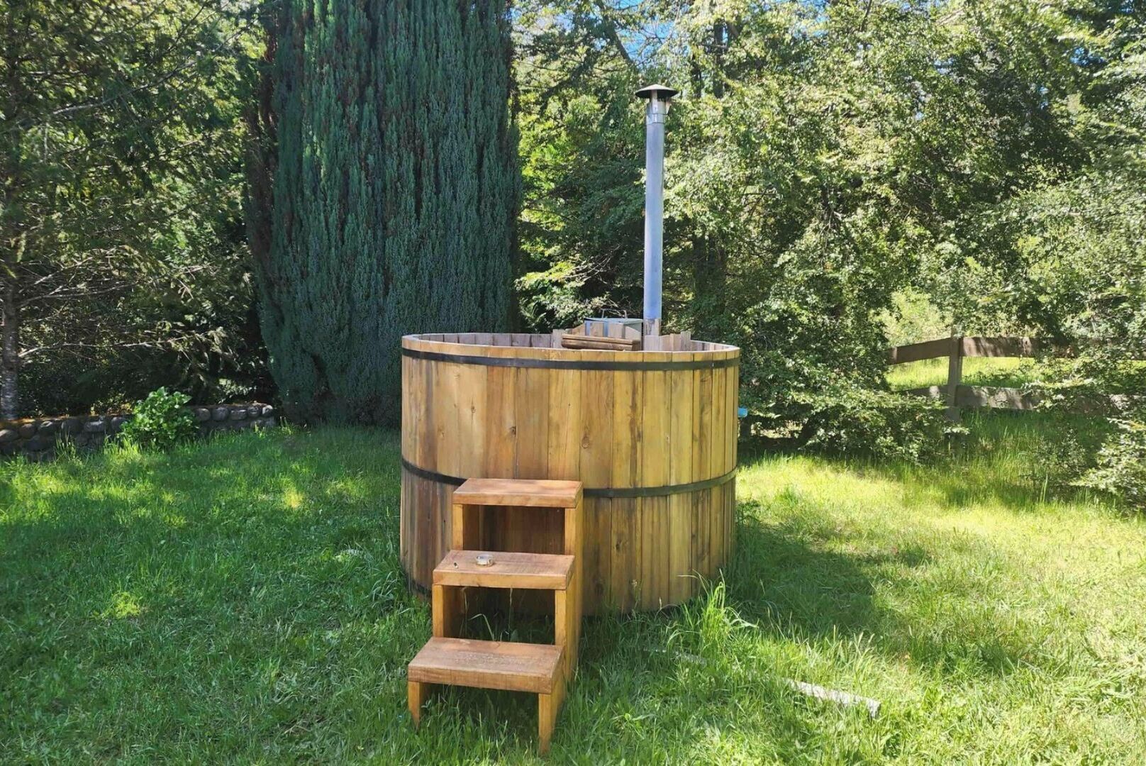 Bañera de hidromasaje al aire libre