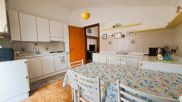 Jääkaappi, mikroaaltouuni, liesi, astianpesukone