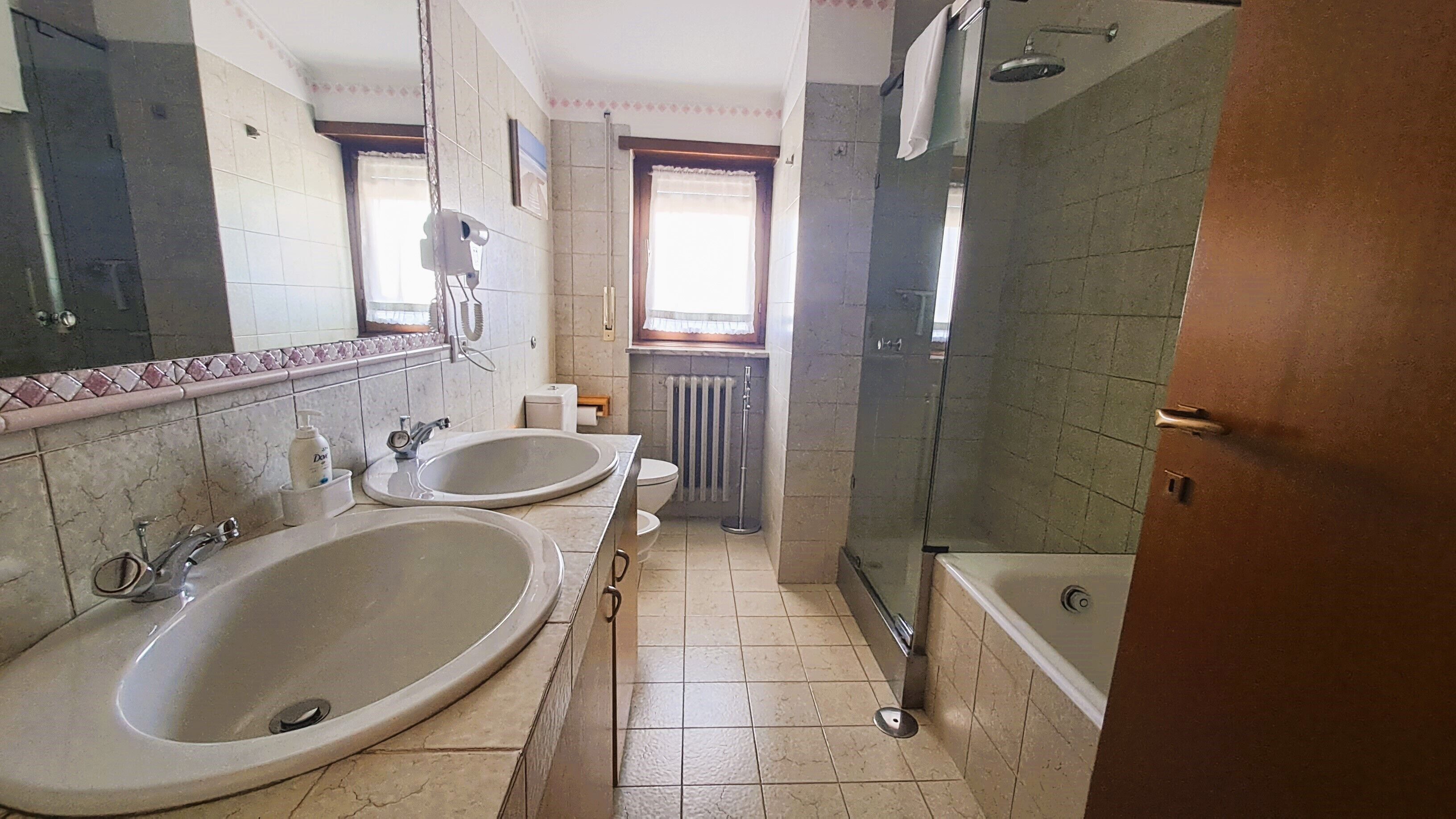 Baignoire, sèche-cheveux, bidet, serviettes fournies