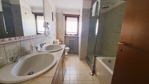 Bathtub, hair dryer, bidet, towels