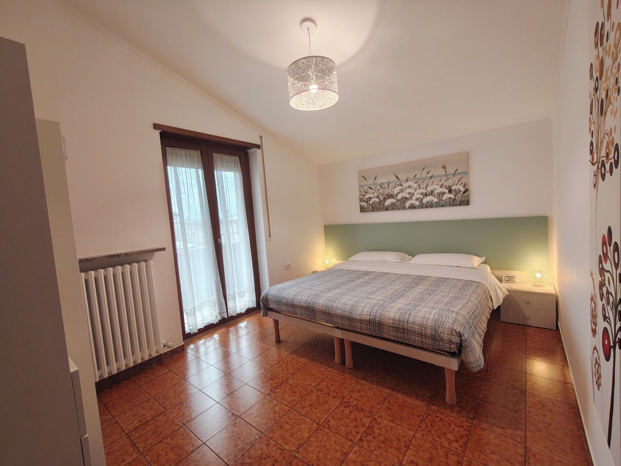 2 sovrum, skrivbord, resesäng och gratis wi-fi