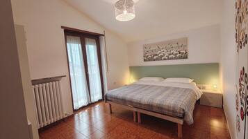 2 sovrum, skrivbord, resesäng och gratis wi-fi