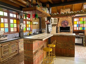 Bungalow dành cho gia đình, 2 phòng ngủ, có phòng tắm riêng | Bếp riêng | Tủ lạnh nhỏ, lò vi sóng, bếp nấu, lò nướng bánh mì 