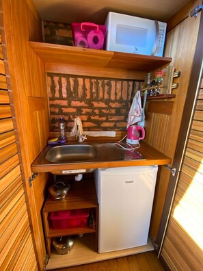 Bungalow tiện nghi đơn giản, 1 phòng ngủ, bồn tắm thủy lực | Bếp riêng | Tủ lạnh nhỏ, lò vi sóng, bếp nấu, lò nướng bánh mì 