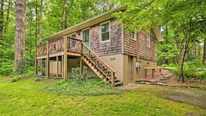 A cabin with a wooden deck and stairs leading to a porch, surrounded by lush greenery. - Highlands Escape, 1 mile to town - Retreat to the Mountains to Relax (Highlands)