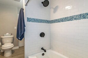 シャワー、ヘアドライヤー、タオル、石鹸