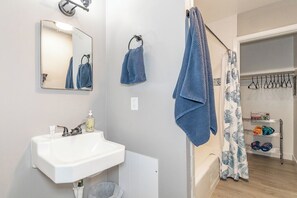 Regadera, secadora de cabello, toallas, jabón 