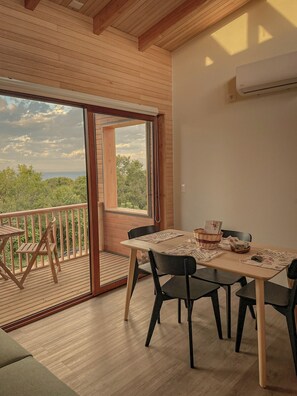 Comfort-mökki, esteetön liikuntarajoitteisille, järvinäköala | Oleskelualue | 43–tuumainen äly-TV, jossa digitaalikanavat