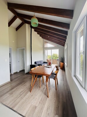 Panoraamamökki | Oleskelualue | 43–tuumainen äly-TV, jossa digitaalikanavat