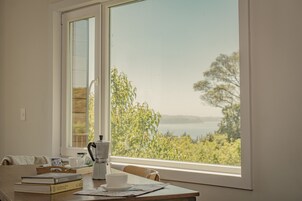 全景小屋 | 起居区 | 43-英寸智能电视 （配备数码频道）、电视