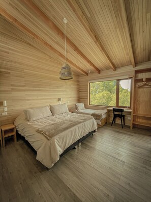 Pillowtop beds, individually decorated, individually furnished, desk - Ave Lodge (Frutillar)