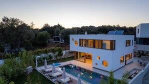 A modern two-story house with a swimming pool, outdoor seating, and solar panels. - Villa Artist with Pool (Pula)