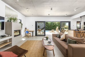 TV, video-game console, Netflix, streaming services - Luxury Villa Bosque with Pool (Medulin)