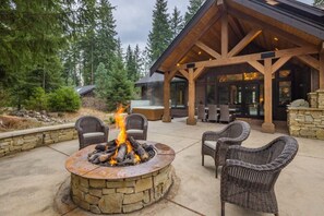 Outdoor dining - Suncadia 5 Bdrm Elegant Home near Golf Course, Covered Patio and Hot Tub (Cle Elum)