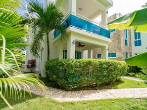 Exterior - Comfortable Beachfront Apartment with Terrace (Sosúa)