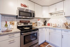 Fridge, microwave, oven, stovetop - Harbor View Apartment, Boothbay Center, Walk to Shops, Restaurants, Footbridge (Boothbay Harbor)