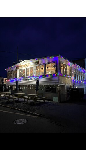 Enjoy waterfront dining at HarborSide 1901 Bar Grill, where you can dine on a patio with picnic tables.