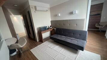 Suite ejecutiva | Área de sala de estar | Televisión de 21 pulgadas con canales por cable