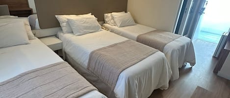 Habitación triple Deluxe, 3 camas individuales | 1 habitación, wifi gratis y ropa de cama