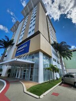 Um hotel moderno com uma placa de destaque para 'UNHARES DESIGN HOTEL'.