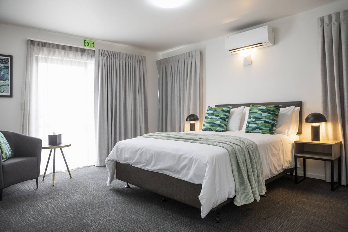 Hochwertige Bettwaren, Select-Comfort-Betten, Zimmersafe, Schreibtisch