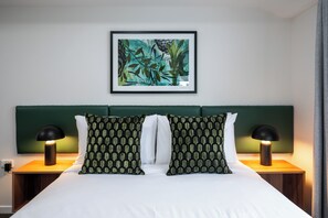 One Bedroom Apartment | Roupas de cama premium, camas Select Comfort, cofres nos quartos