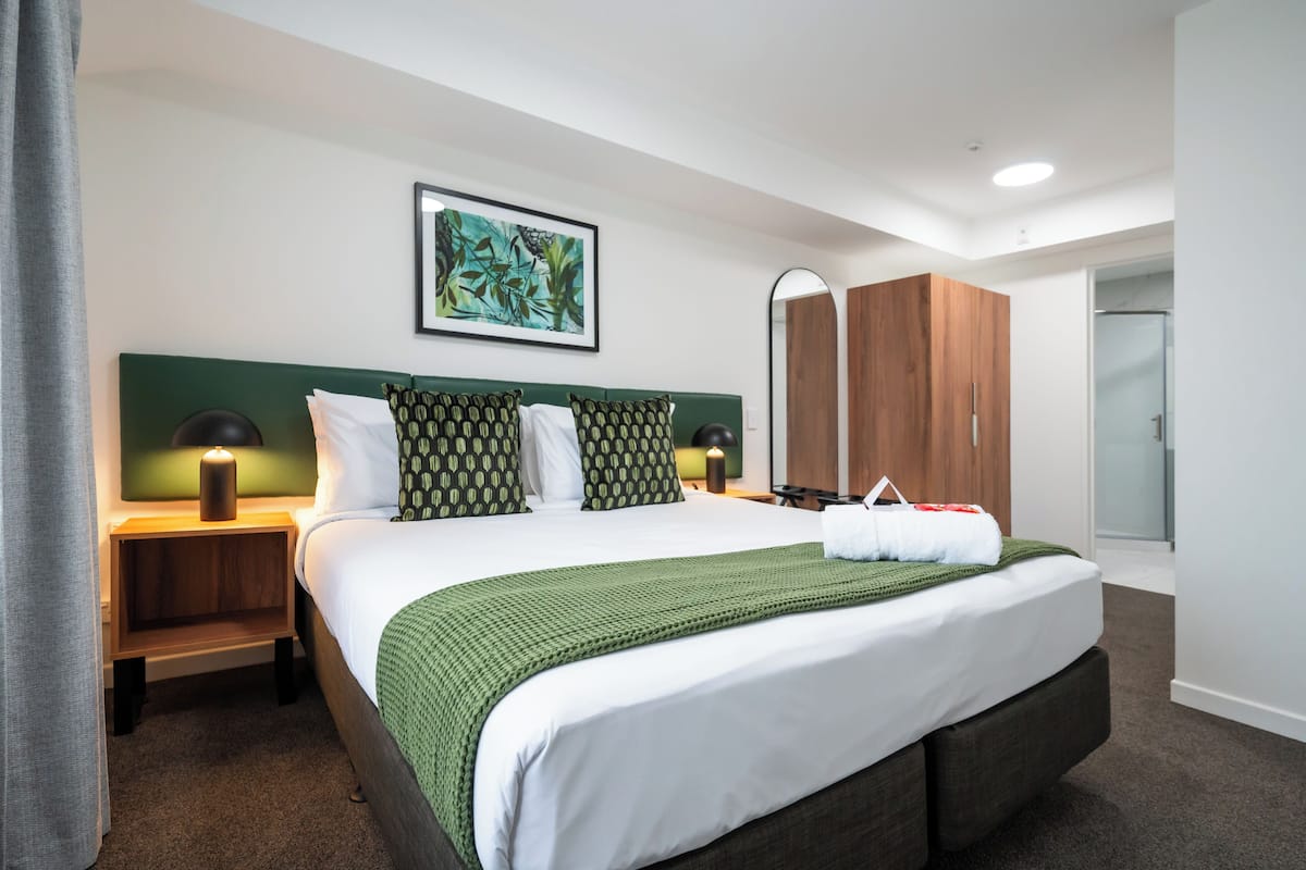 Two-Bedroom Suite | 高档床上用品、Select Comfort 床、客房内保险箱、办公桌