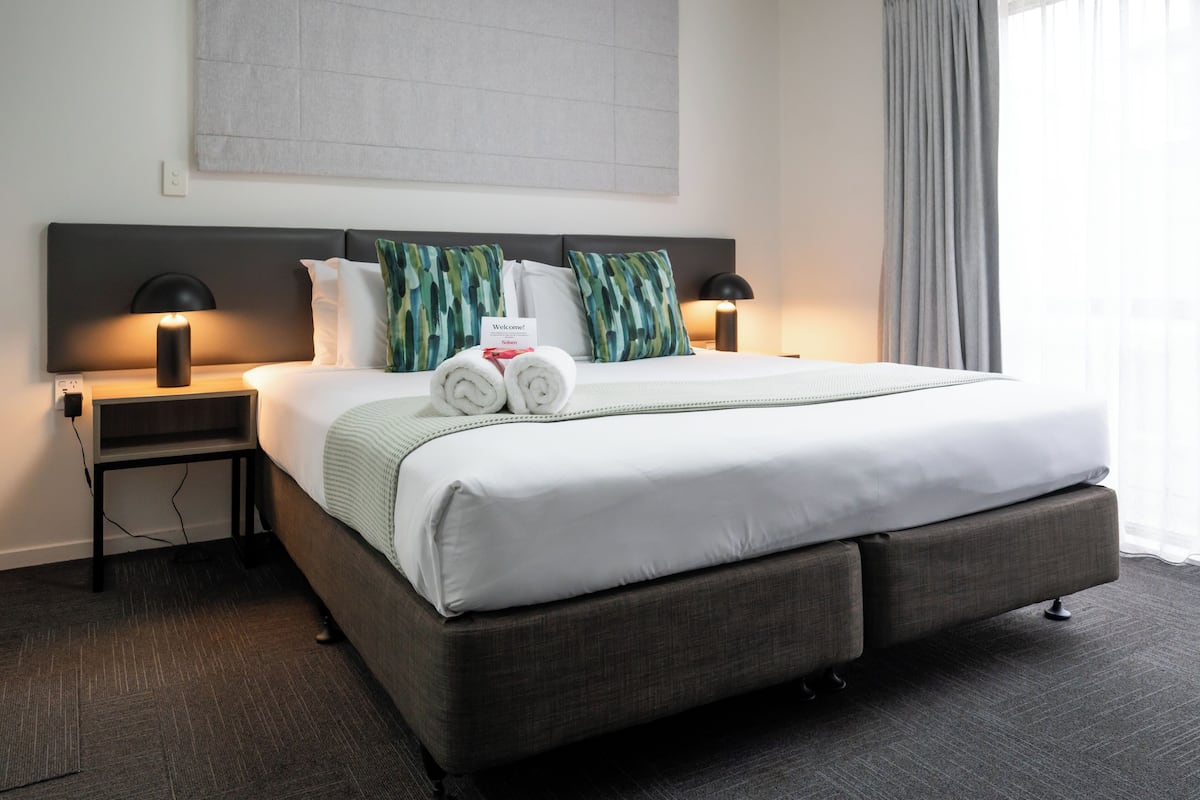 Deluxe Room | Peralatan tempat tidur premium, katil Select Comfort