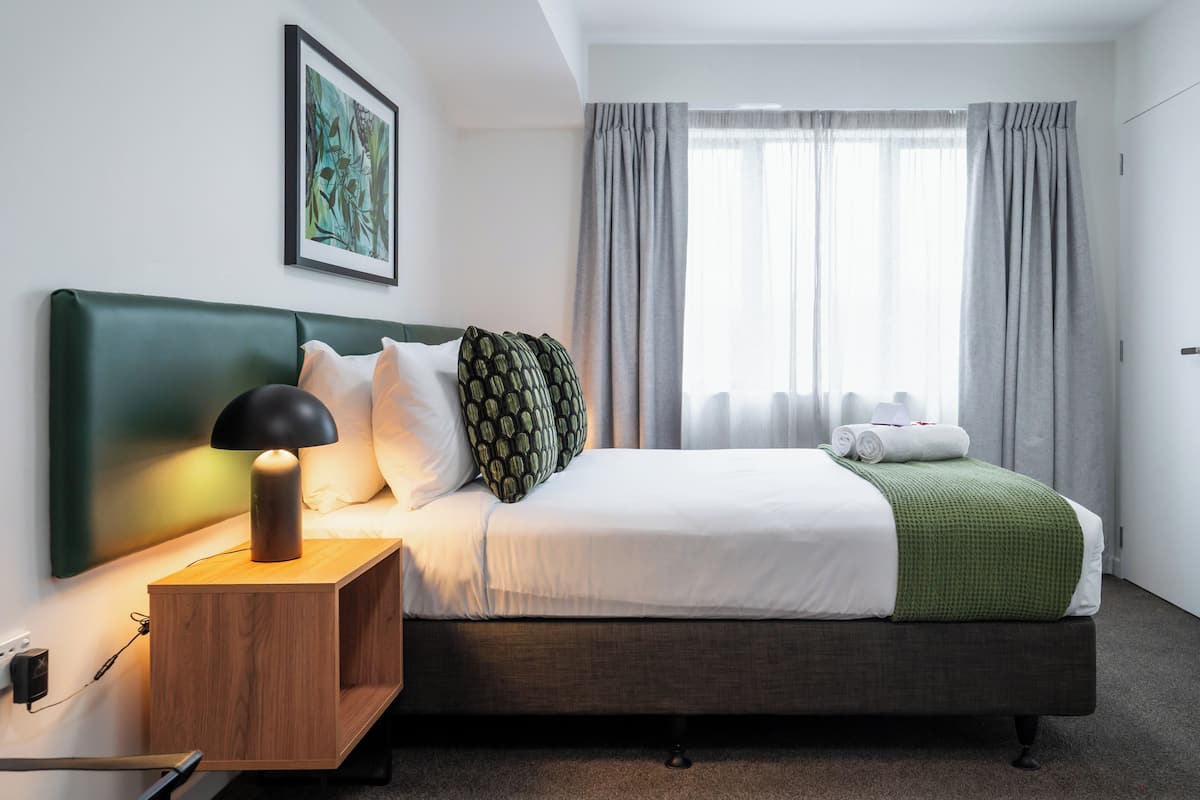 One Bedroom Apartment | 高档床上用品、Select Comfort 床、客房内保险箱、办公桌