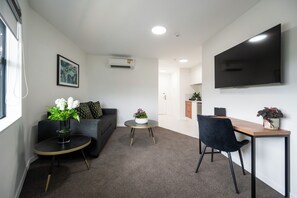 Comfort Room | Living area | 43-inch LED TV with digital channels, TV - Solsen Flexi Stay & Motel (Auckland)