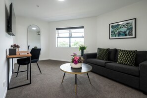 Comfort Room | Living area | 43-inch LED TV with digital channels, TV - Solsen Flexi Stay & Motel (Auckland)