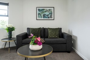 Comfort Room | Living area | 43-inch LED TV with digital channels, TV - Solsen Flexi Stay & Motel (Auckland)