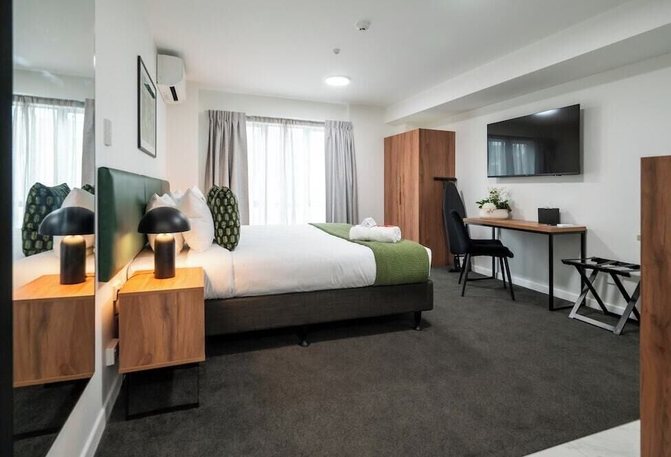 Hochwertige Bettwaren, Select-Comfort-Betten, Zimmersafe, Schreibtisch