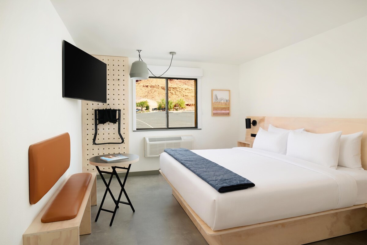 Room, 1 King Bed, Accessible, Bathtub (Mobility & Hearing) | Egyptian cotton sheets, premium bedding, down comforters