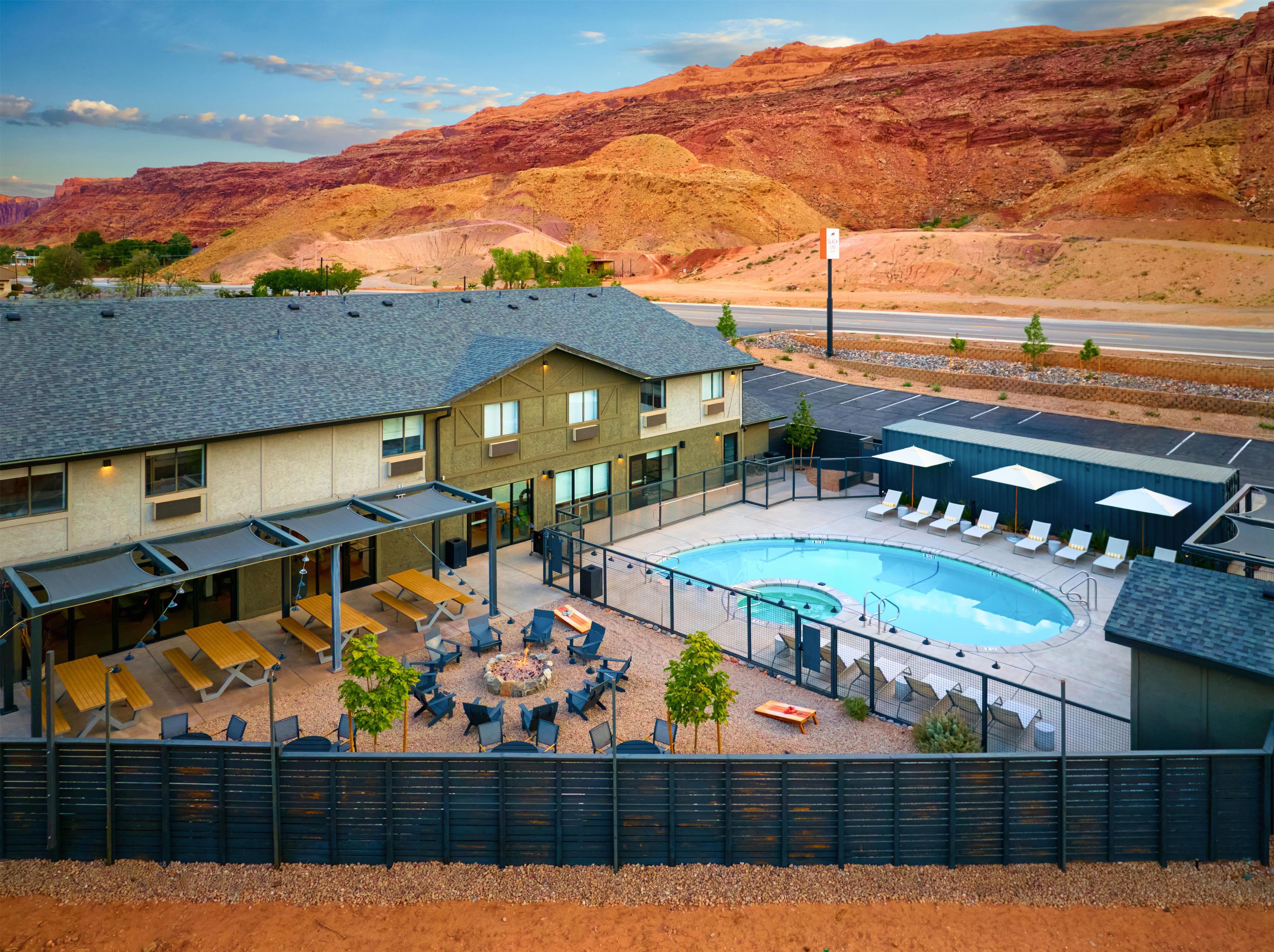 Un hôtel doté d’une piscine, d’un espace extérieur aménagé et offrant une vue sur un paysage désertique.