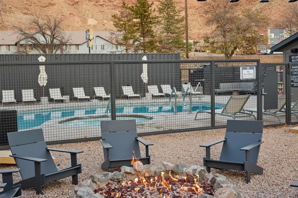 Slackline Moab, Outset Collection by Hilton