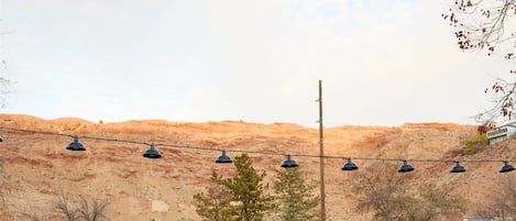 Een buitenzwembad, parasols bij het zwembad en ligstoelen